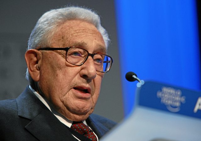 Foto van de gestorven oorlogscrimineel Kissinger tijdens een toespraak bij de World Economic Forum