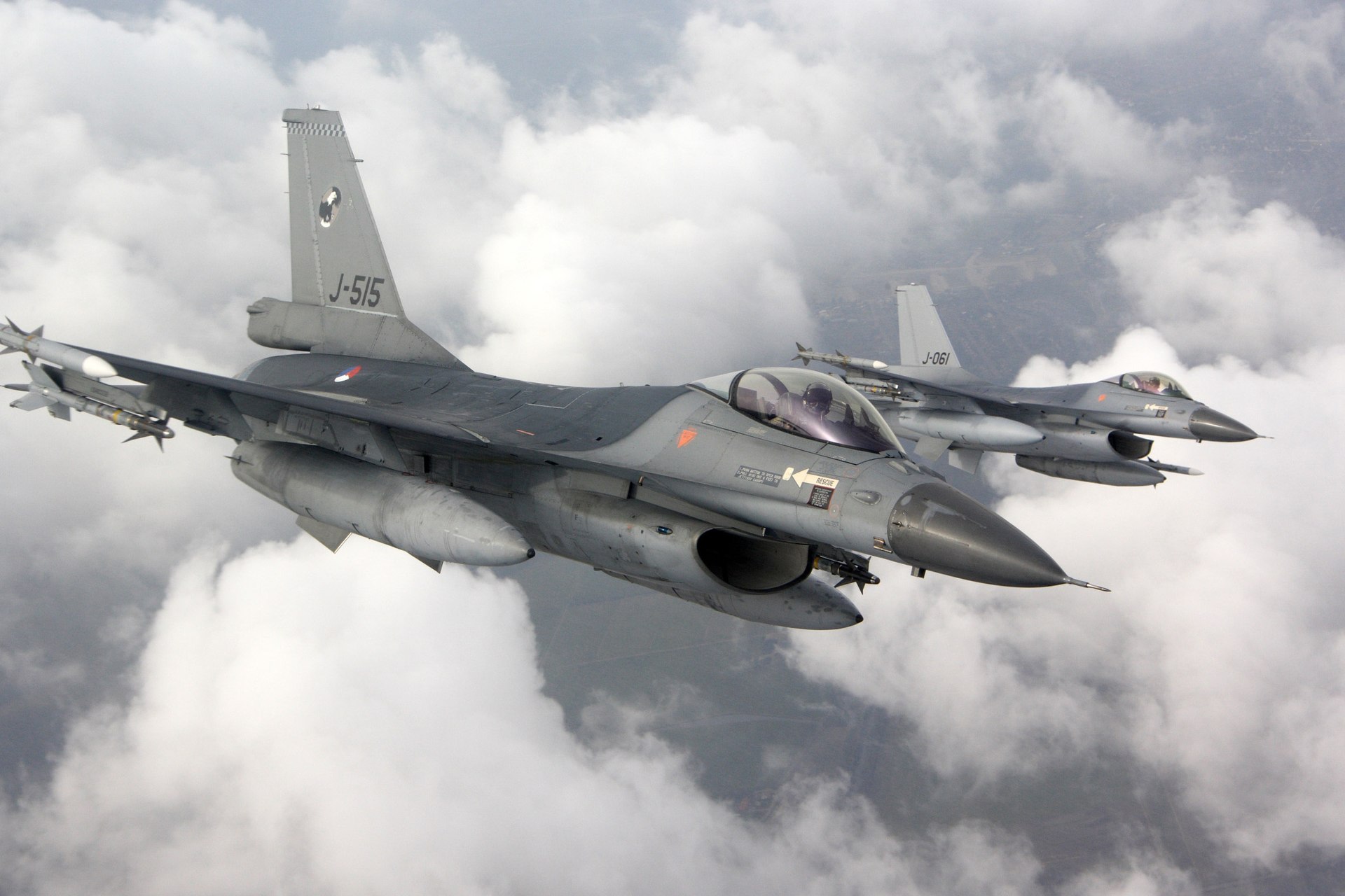 Twee F-16's in de lucht